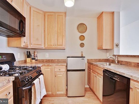 5th image of 21197 McFadden Sq Unit 404