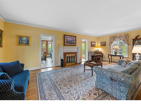3rd image of 10 Hawthorne Ct