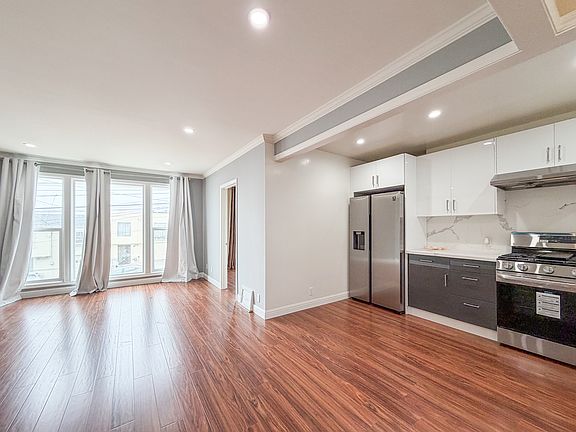 3rd image of 462 Head St