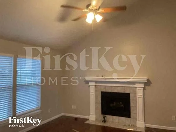3 bed, 2.5 bath, 1724 sqft, $2,580 — Photo 2