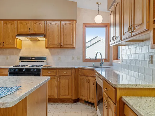 8926 Vickors Xing, Minneapolis, MN 55443