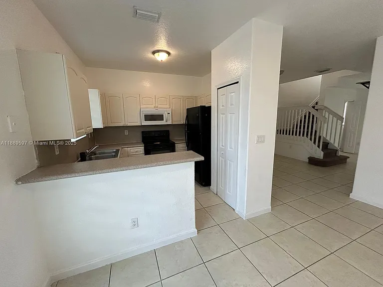 SE 26th Ct — Photo 10
