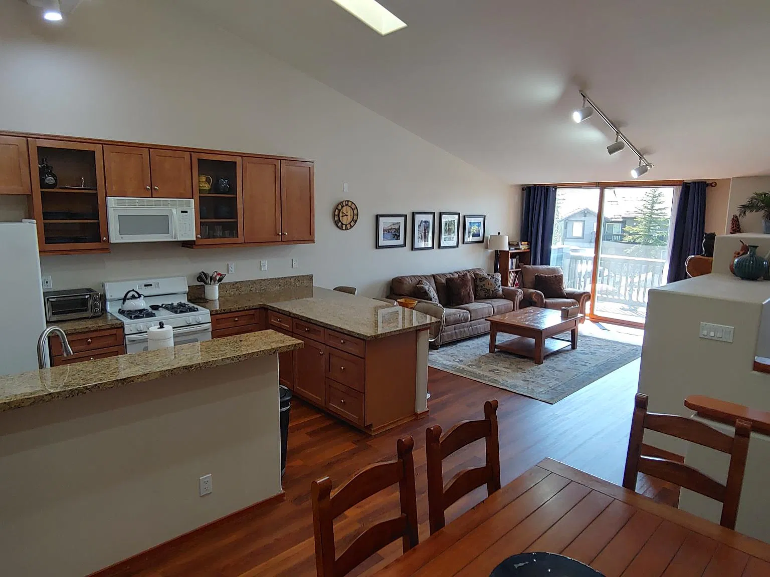 2 bed, 1395 sqft, $4,500 — Photo 2