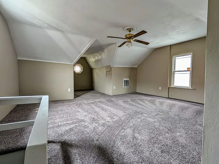 229 W Sycamore St — Photo 10