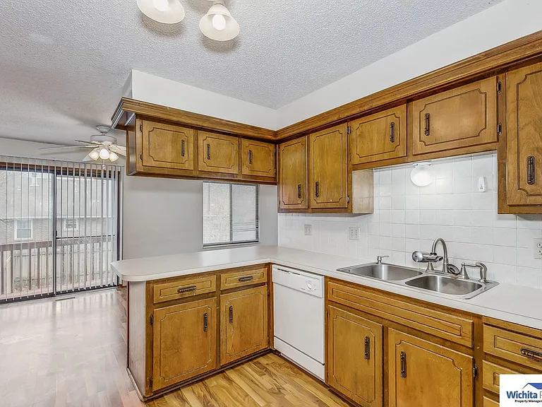 1732 S Beech Ct — Photo 5