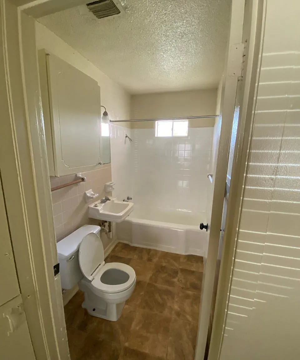 Admiral and Brittany Apartments — Photo 2