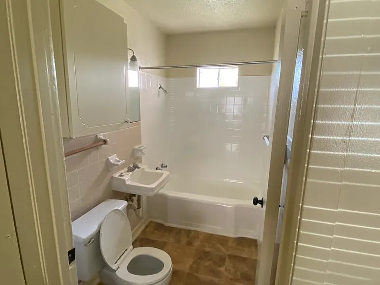 Admiral and Brittany Apartments — Photo 2