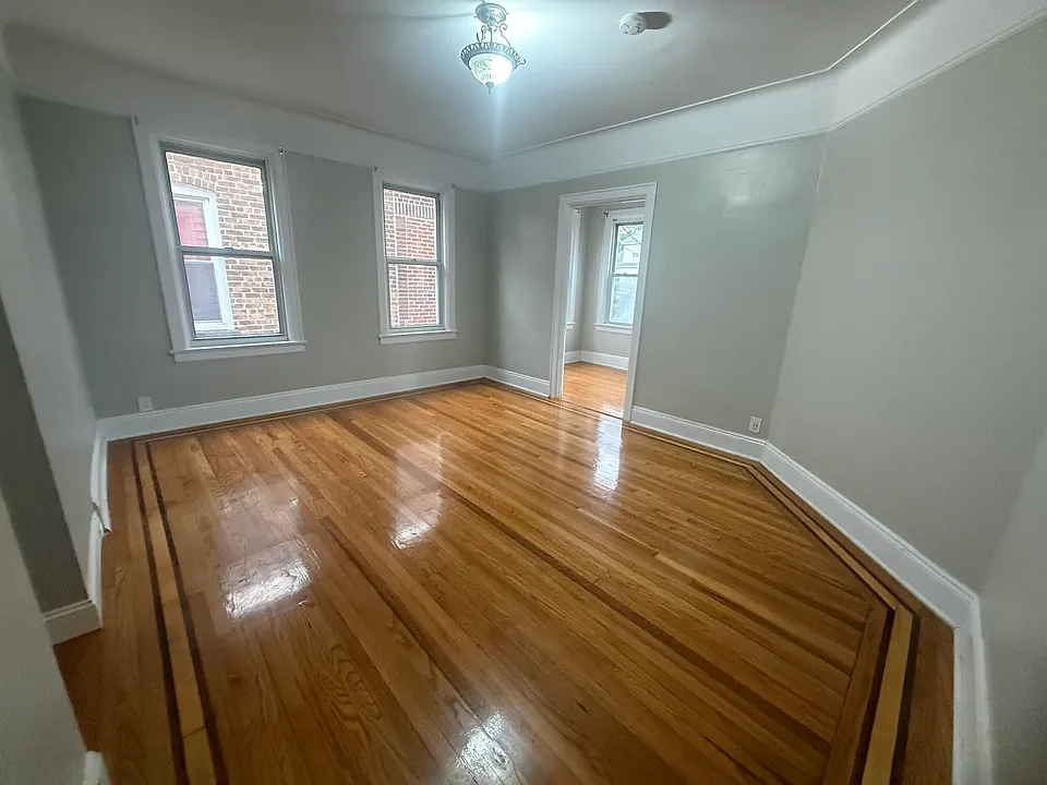 E 238th St