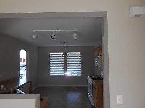 KITCHEN/BREAKFAST AREA