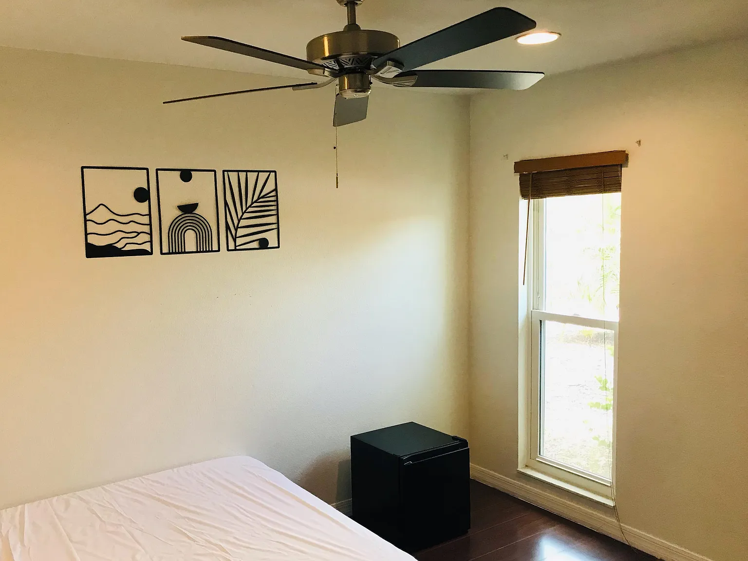 4 bed, 3.0 bath, 2274 sqft, $962 — Photo 2