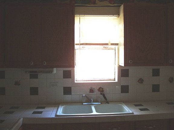 2nd image of 415 Montrose St