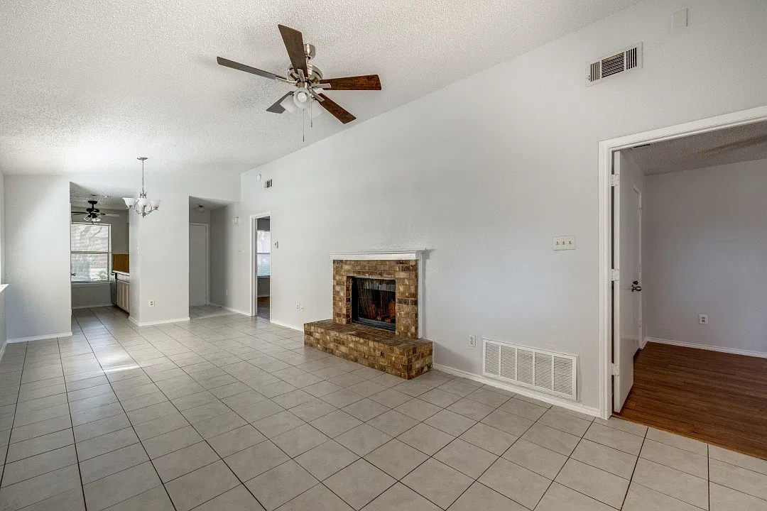 2 bed, 917 sqft, $1,600 — Photo 4