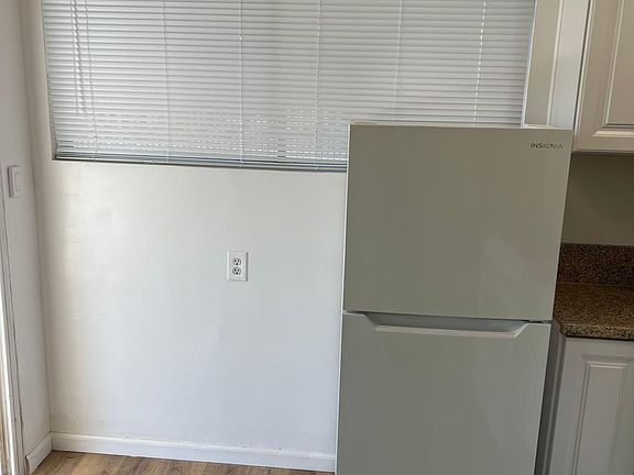 4th image of 604 W 10th St #B