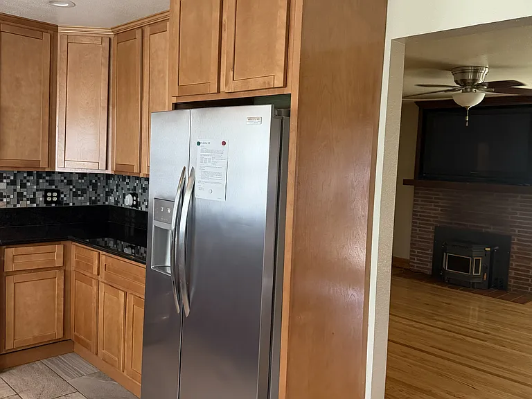 579 W C St — Photo 8