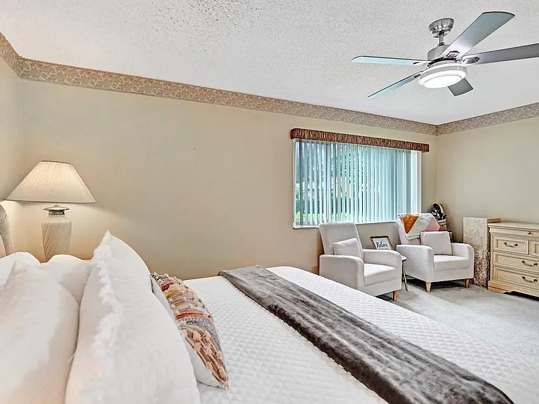 107 Half Moon Cir #H1 — Photo 27