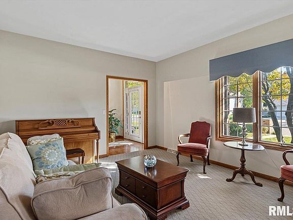 4th image of 2517 Country Club Dr