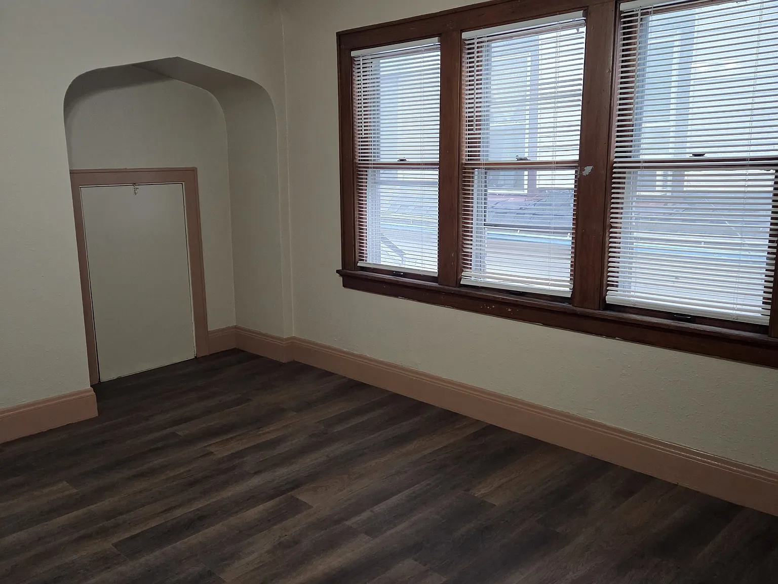 3 bed, 1000 sqft, $1,300 — Photo 2