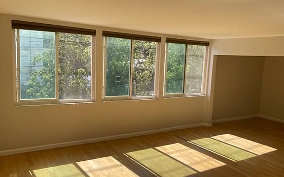 4th image of 2542 N Beachwood Dr #5