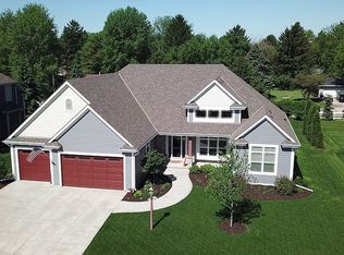 1254 Winterberry Rd, Oconomowoc, WI 53066