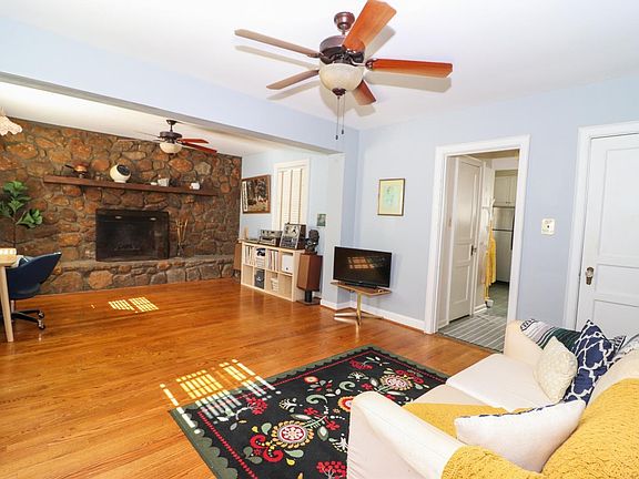 3rd image of 203 Oakridge Blvd