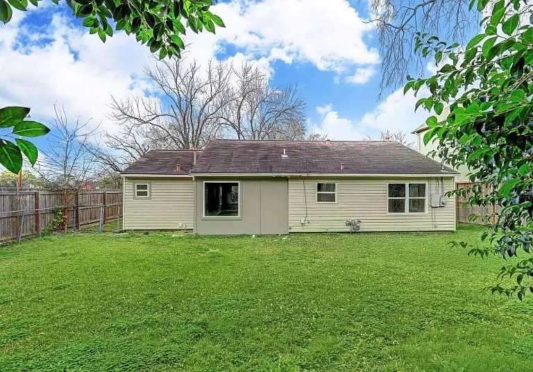 4627 Maple St — Photo 10