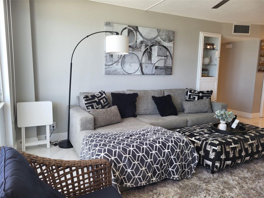 133 N Pompano Beach Blvd APT 1109, photo 3