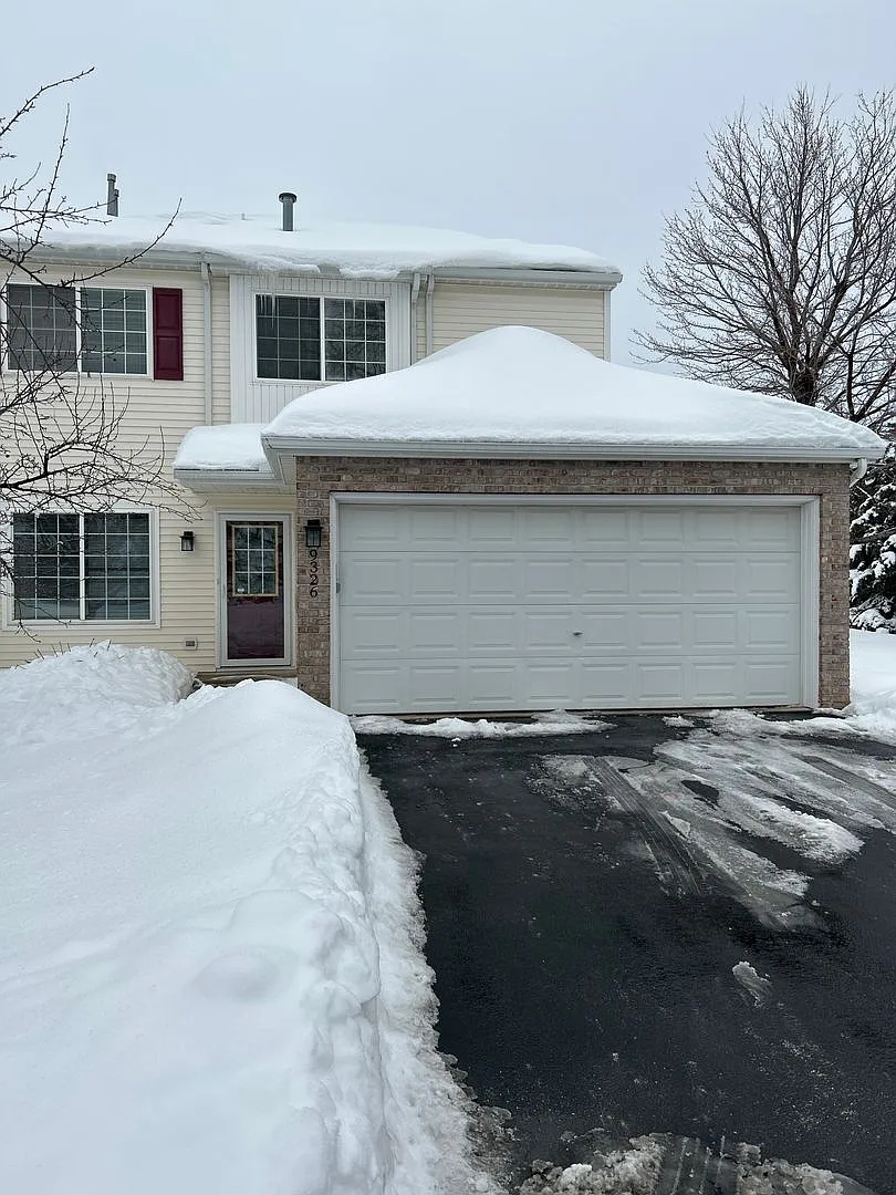 Charming 3 Bedrooms 2 Bath Town House — Photo 1