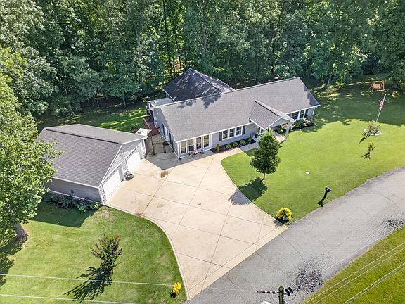 3rd image of 203 Shane Lee Cir