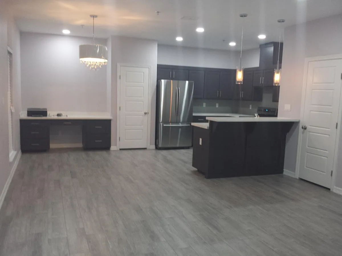 1305 E Camellia Ave — Photo 2