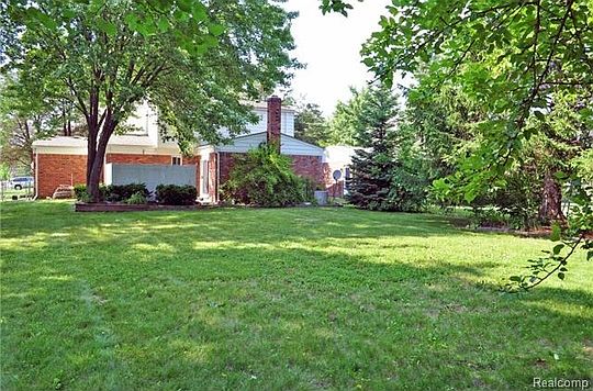 4th image of 1802 Lakewood Dr
