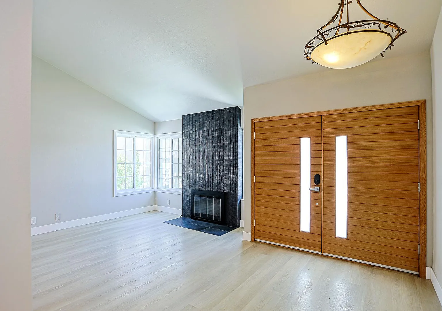 Luxury Fully Remodeled 4 Bed + 1 den / 4 Bath Home Near Mile Square Park Approx. 2,500 Sq. Ft. — Photo 4