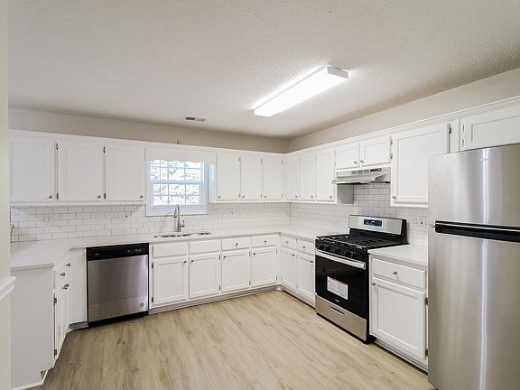 3rd image of 245 Ashland Manor Dr