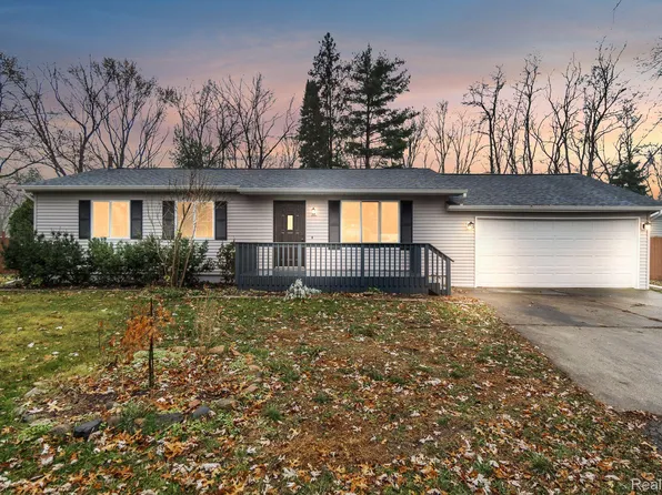 9605 Vista Ln, Commerce Township, MI 48382