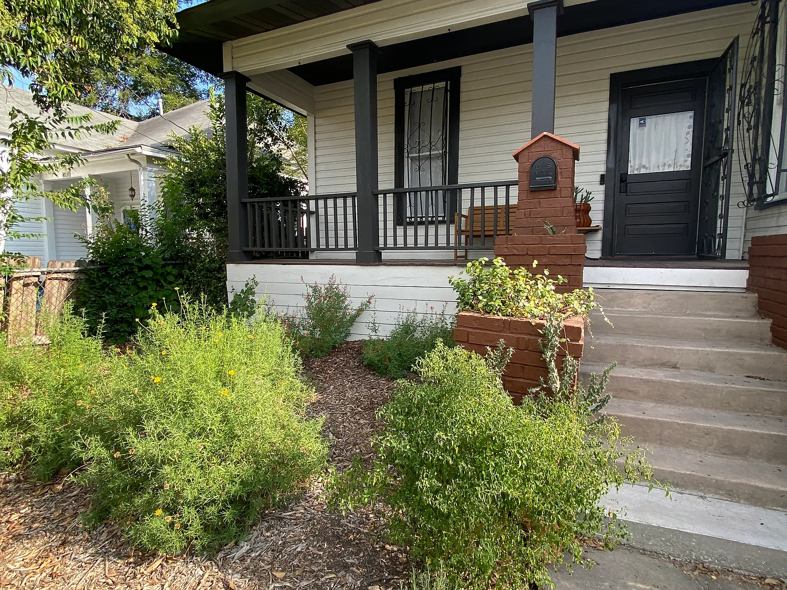 3 bed, 1100 sqft, $1,700 — Photo 2