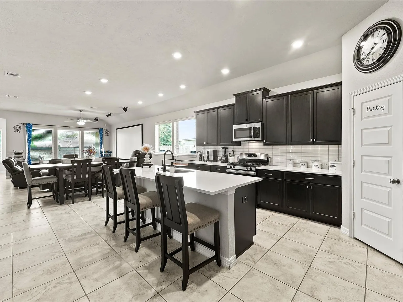 3 bed, 2.5 bath, 2176 sqft, $3,000 — Photo 4