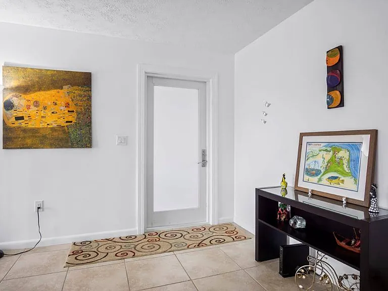 Leoni Dr — Photo 3