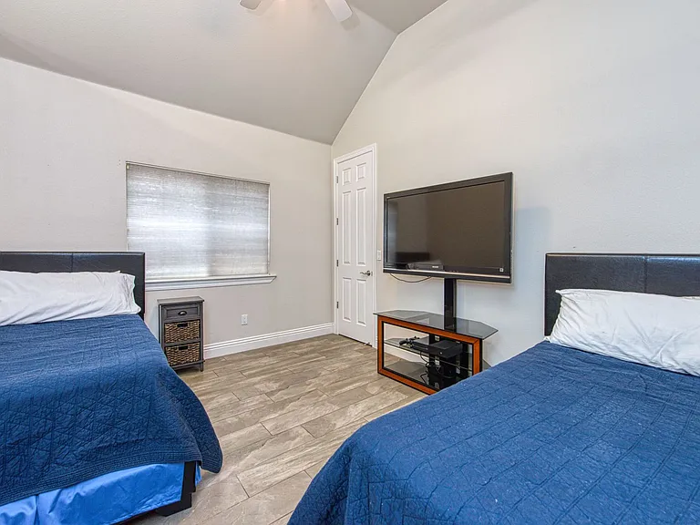 10234 N Rowell Ave — Photo 19