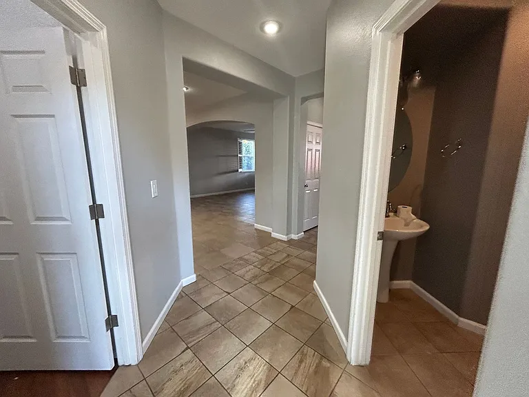 212 Riverbend Ln — Photo 7