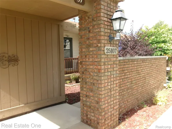 25107 Hamilton Ct Unit 4, South Lyon, MI 48178