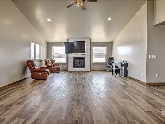 5th image of 3836 Highwood Rd