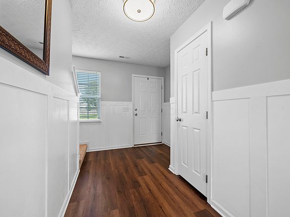 3rd image of 1616 Roscommon Dr