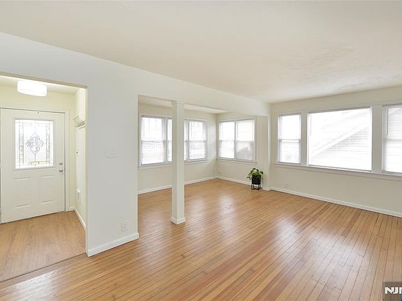 3rd image of 263 Sutton Ave