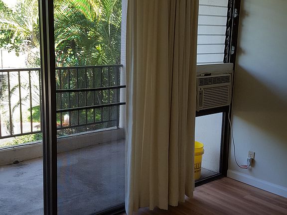 Master bedroom w/ lanai and A/C