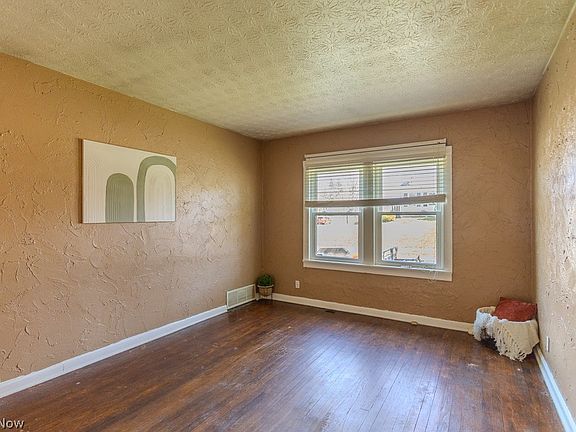 5th image of 1582 Evergreen Ave