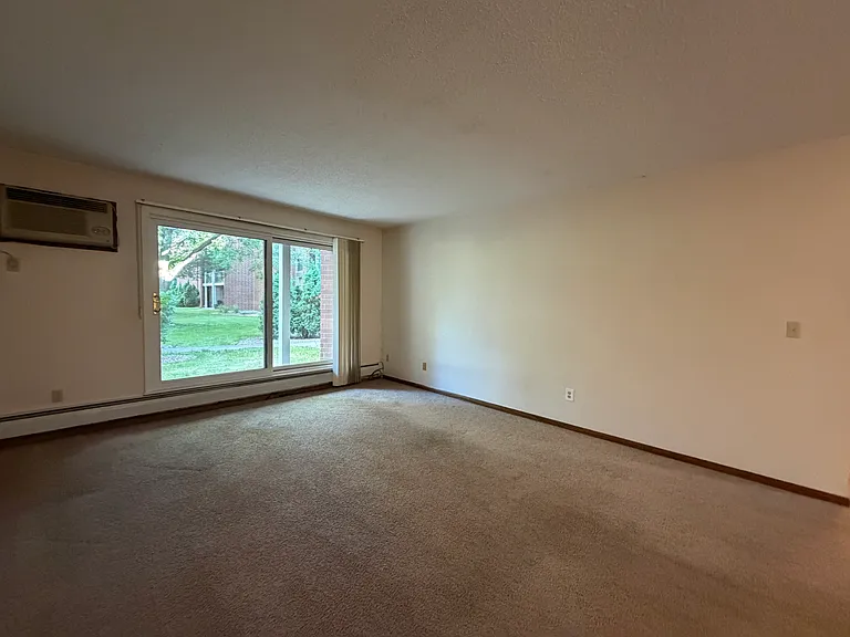 1700 Four Oaks Rd #124 — Photo 3