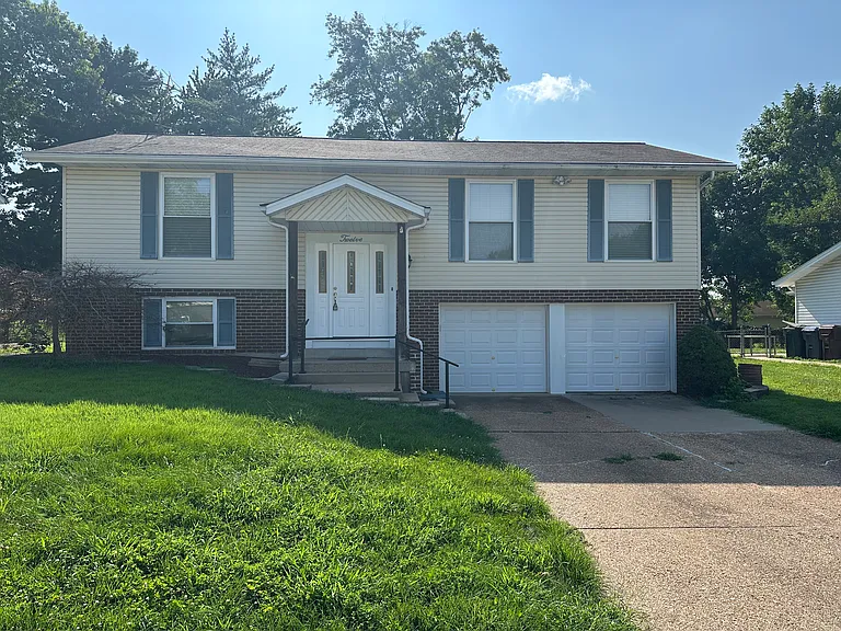 12 Debbie Dr — Photo 1