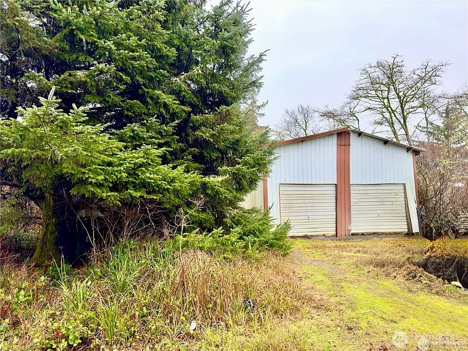 1st image of 748 Lanyard Court NE