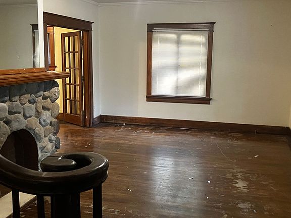 2nd image of 401 Knecht Dr