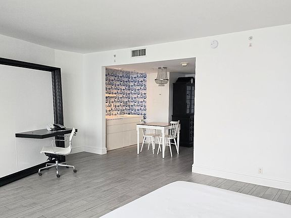 5th image of 1100 West Avenue #918