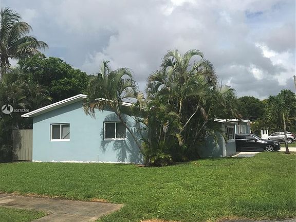 3rd image of 300 NW 16th St #300